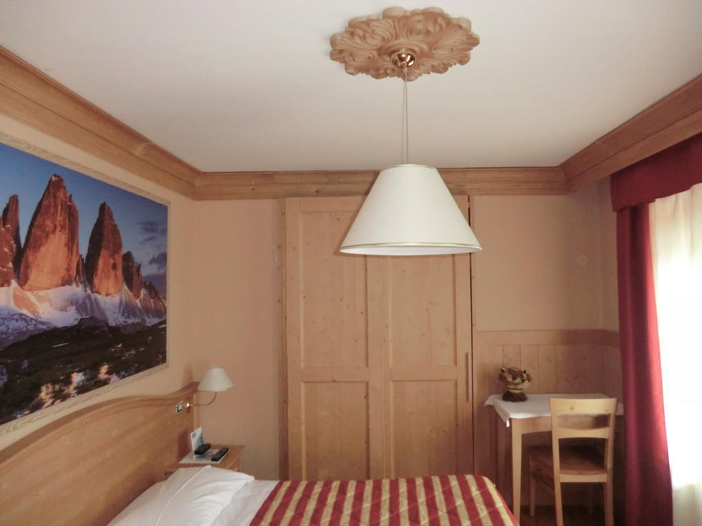 Albergo Garni Ajarnola أورونزو دي كادوري الغرفة الصورة